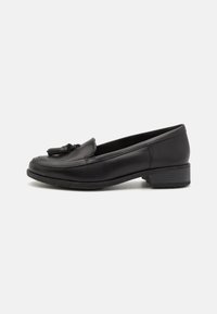 Mocasini din piele neagră, cu vârf rotund, detaliu decorativ cu ciucuri în față și toc mic pătrat. Textură netedă și design minimal.