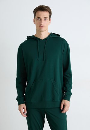 Dunkelgrüner Hoodie aus weichem Stoff, mit einer vorderen Kängurutasche und verstellbarem Kordelzugkapuze. Lange Ärmel und lockere Passform.