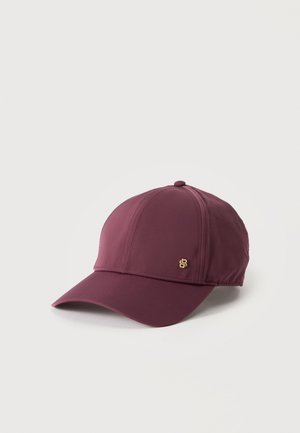 Bordeauxrød baseballkasket med buet skygge og lille gyldent logo på frontens venstre side, placeret mod en ensfarvet hvid baggrund.