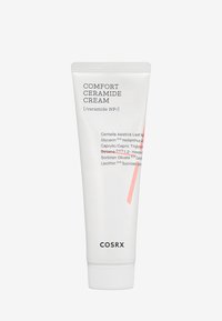 Un tube blanc de crème COSRX Comfort Ceramide avec une bande rose en accent. Il comporte un bouchon à vis et une étiquette en texte détaillant les ingrédients et la marque.
