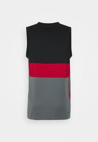 Débardeur de sport sans manches avec une section supérieure noire, une large bande horizontale rouge et une section inférieure grise, vue de dos.