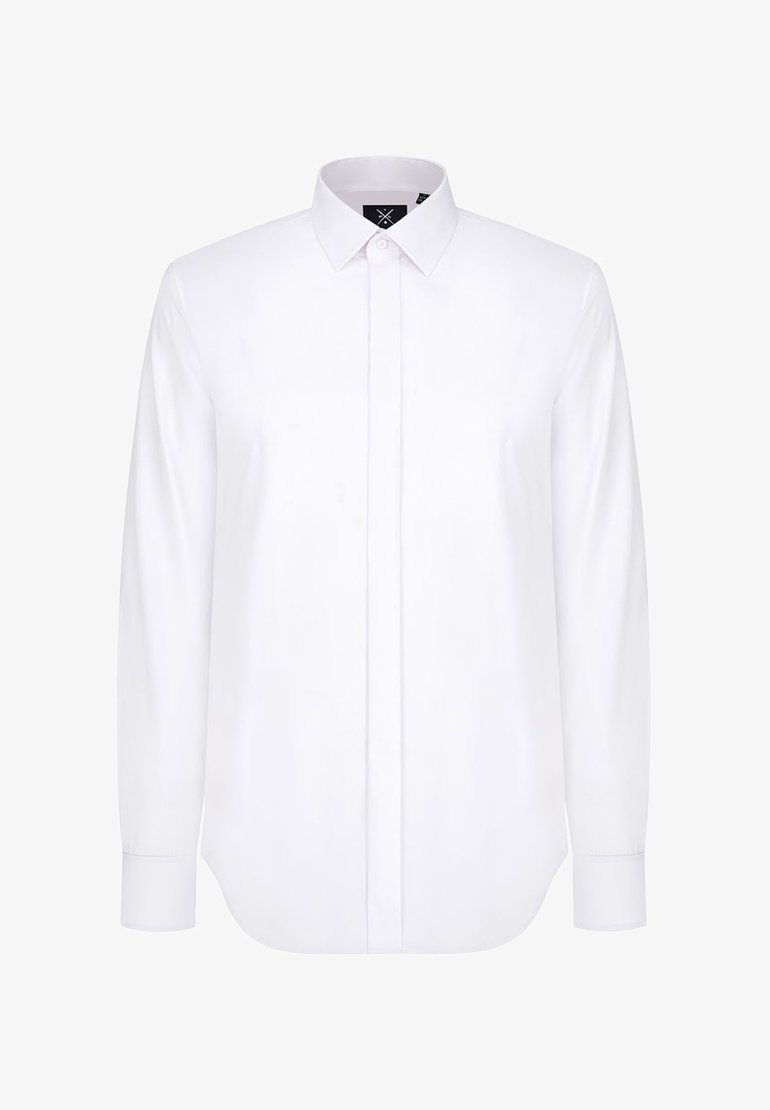Biała koszula z długim rękawem, wykonana z gładkiego materiału, z zaostrzonym kołnierzykiem, zapięciem na guziki z przodu oraz zaokrąglonym dołem i mankietami zapinanymi na guziki.