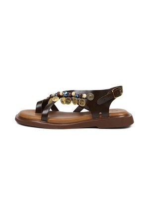 Bruine leren platte sandaal met enkelriem, versierd met gouden munten en meerkleurige kralen op de bovenste bandjes, zijaanzicht.