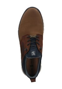 Brauner Lederschuh mit einem marineblauen Akzent, runder Spitze und strukturierter Oberfläche. Verfügt über metallische Hardware und kontrastierende Schnürsenkel.