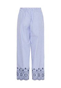 Pantalon rayé vertical bleu clair et blanc avec taille élastique et broderie florale bleu marine le long de l'ourlet festonné.