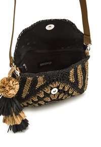 Gewebte Handtasche aus schwarzen und beigen Fasern mit einem dekorativen Pompon. Sie verfügt über einen magnetischen Druckverschluss und eine innere Reißverschlusstasche.