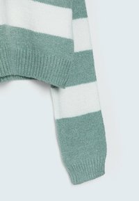 Sweter dziergany w miętowym zielonym kolorze z białymi poziomymi paskami. Ma prążkowane mankiety i dół, miękką fakturę oraz przytulny wygląd.