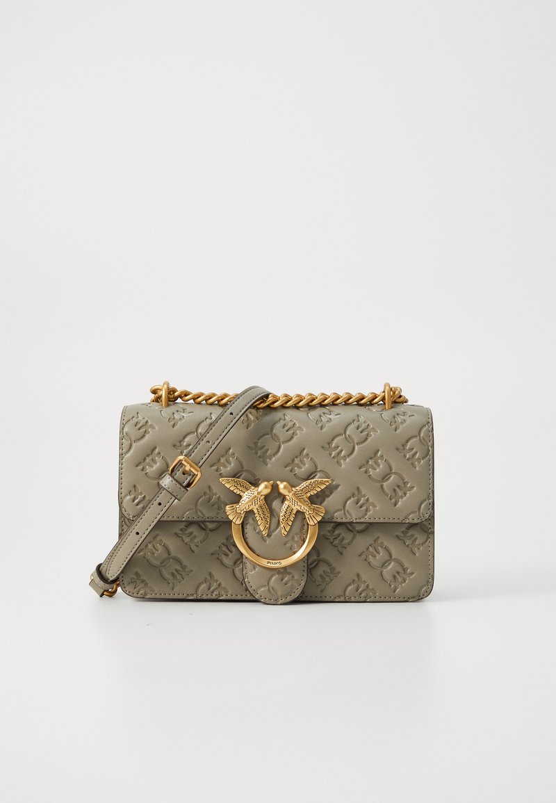 Bolsa de mão em couro cinza com padrão em relevo, corrente em tom dourado e detalhe de pássaro, de forma retangular plana e alça destacável.