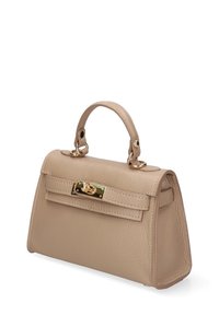 Borsa a tracolla in pelle beige con forma strutturata, dotata di manico superiore, chiusura in hardware dorato e superficie granulosa.