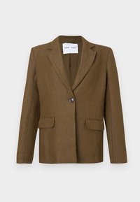 Blazer marrón de un solo botón con solapas con muesca y dos bolsillos frontales con solapa, mostrado sobre un fondo claro y liso.