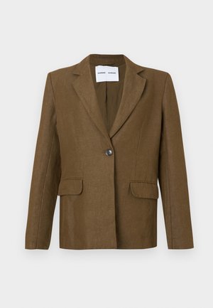 Barna egysoros zakó bevágott hajtókkal és két első belső zsebbel, egyszínű világos háttéren bemutatva.