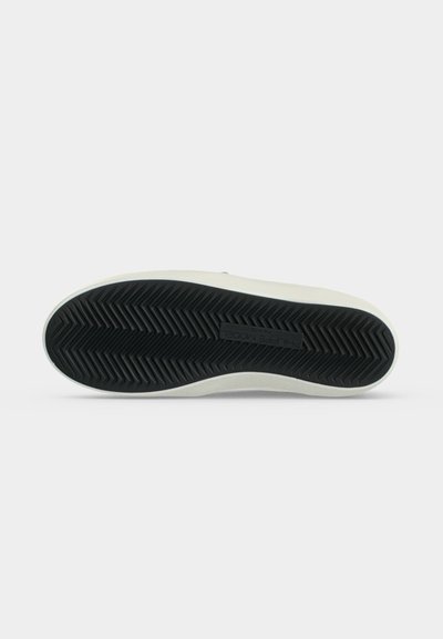 Semelle de basket en caoutchouc noir avec un profond motif en chevrons et un logo rectangulaire indiquant "PHILIPPE MODEL PARIS" au centre.
