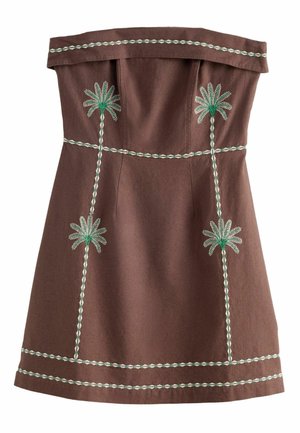 Brun stropløs kjole med grøn palmebladbroderi og hvidt syet kant langs toppen, taljen og kanten.