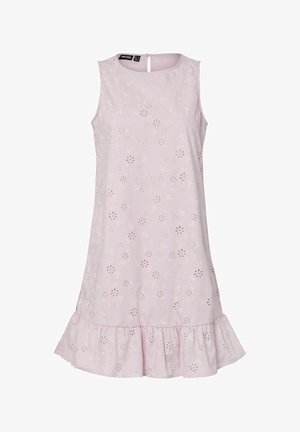 Robe rose clair sans manches avec motifs floraux découpés, ourlet à volants, encolure ronde et fermeture boutonnée au dos.