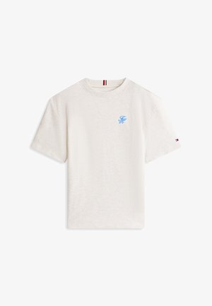 Λευκό κοντομάνικο μπλουζάκι με στρογγυλή λαιμόκοψη, με μικρά μπλε κεντημένα αρχικά στο στήθος και ρίγα με κόκκινες, λευκές και μπλε λεπτομέρειες στην εσωτερική μεριά του γιακά.