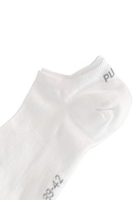 Weißer Knöchelsocke aus geripptem Stoff. Mit einem weichen Bündchen, das graue Beschriftungen mit "PUL" und Größenmarkierungen an der Seite aufweist.