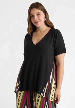 Top nero a V in morbido tessuto, con fondo orlato a motivo geometrico multicolore nelle tonalità di rosa, marrone e crema.