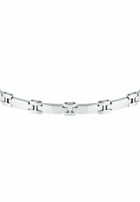 Bracciale in metallo argentato con anelli intrecciati, finitura lucida, forme rettangolari e superfici lisce.