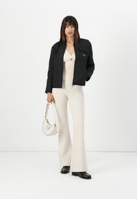 Guess MAELICE BUTTONS FLARE PANT - Pantaloni - muted stone