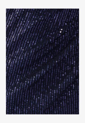 Laivastonsininen kangas, jossa on pystysuoria rivejä kimaltelevia purppuranvärisiä paljetteja, luoden teksturoitua, kimaltavaa pintaa, joka sopii iltapukeutumiseen.