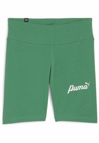Zielone sportowe szorty Puma sięgające do połowy uda, z szerokim pasem i białym logo Puma na dolnej prawej nodze.
