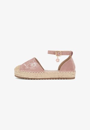 Pink ruskind espadrillesandal med blomstret broderi, ankremed guldspænde, blomst charme og flettet jute platformsål.