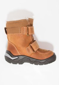 Brązowy skórzany botek za kostkę z dwiema regulowanymi klamrami, białym futrzanym kołnierzem i teksturowaną czarną gumową podeszwą dla lepszej przyczepności.