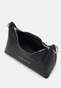 Borsa a tracolla in pelle nera con hardware dorato, chiusura con zip, forma arrotondata e logo "VALENTINO" in rilievo sul fronte. L'interno presenta più tasche.