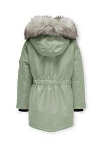 Roheline parka jope, mis on varustatud kunstkarvaga vooderdatud kapuutsiga, elastse talje, pika varruka ja siledaga tekstuuriga. Ilma nähtava riistvara või mustriteta.