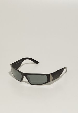 Ochelari de soare negri, cu o formă rectangulară, cu lentile gri împălicate și accente metalice pe brate. Au rame din plastic și o textură netedă.