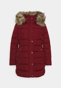 Röd pufferjacka med en huva i fuskpäls, tryckknappar och sidofickor. Har kviltade sektioner och en slät textur.