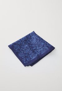 Tummansininen silkkinen taskuliina, jossa on paisley-kuvio eri sävyissä sinisestä, sisältäen sileän pinnan ja siististi ommellut reunat.