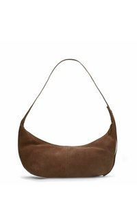 Bruine suede schoudertas met een gebogen, gestroomlijnde vorm, voorzien van een enkele schouderband en een ritssluiting aan de bovenkant.