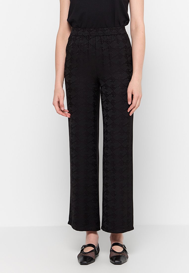 Pantaloni neri a gamba larga con vita elastica, caratterizzati da un motivo testurizzato. Realizzati in tessuto leggero, offrono una vestibilità comoda e un design fluido.