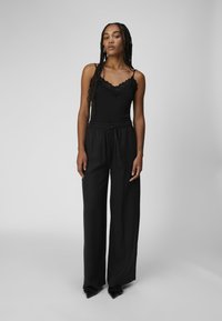 Object LEENA NEW NOOS - Top - black