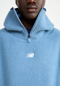 New Balance HOOPS UNISEX - Kapuzenpullover - heron blue