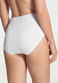 Weiße hochtaillierte Unterwäsche mit einem Spitzenbund, weichem Baumwollmaterial, nahtlosem Design und glatter Textur.