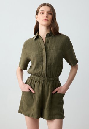 Olivgrüner Leinen-Overall mit kurzen Ärmeln, elastischem Taillenbund, durchgehendem Knopfverschluss und zwei frontalen Taschen. Strukturierter Stoff mit lockerer Passform.