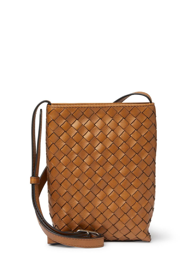 Brun läder crossbody-väska med vävt mönster och justerbar rem, stående upprätt mot en vit bakgrund.
