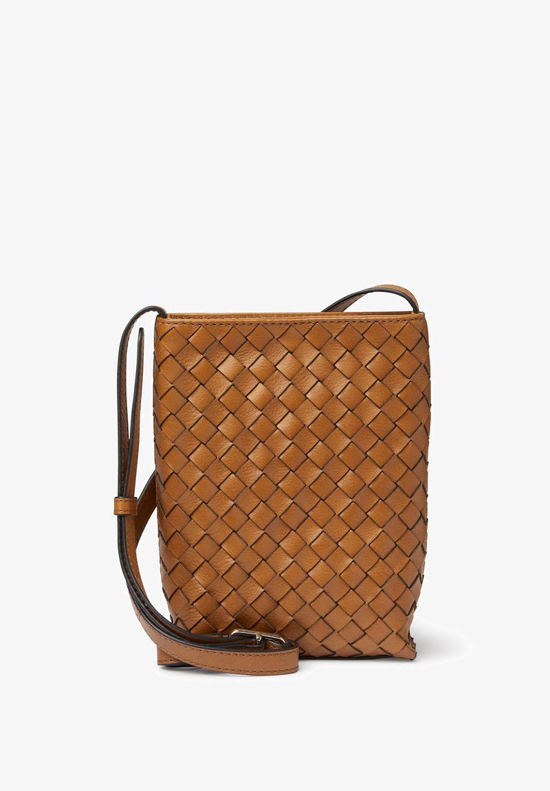 Brun läder crossbody-väska med vävt mönster och justerbar rem, stående upprätt mot en vit bakgrund.