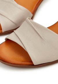 Cesare Gaspari CESARE GASPARI - Varrelliset sandaalit - beige