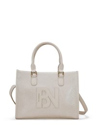 Bolso de mano sintético beige con acabado texturizado, dos asas superiores, correa de hombro ajustable y logotipo "BN" en relieve en la parte frontal.