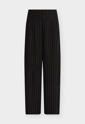 Pantaloni negri cu talie înaltă, croi drept, dungi subțiri verticale albe și pliuri frontale pe un fundal deschis.