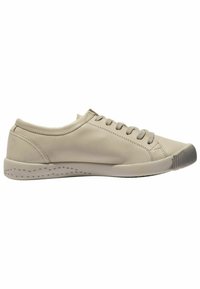 Béžová kožená nízká sneaker se šněrováním a mírně texturovanou podrážkou, zobrazená z vnější strany na bílém pozadí.