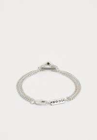 Sølv metalarmbånd med multifilet design, trekantet lås og et indgraveret mærke med teksten "ICON." Glat overflade.