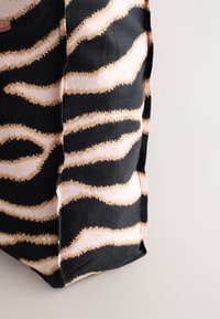 Geantă tote din pânză, având bază neagră cu dungi ondulate alternante în roz și bej, detaliată cu accente texturate și margini cusute.