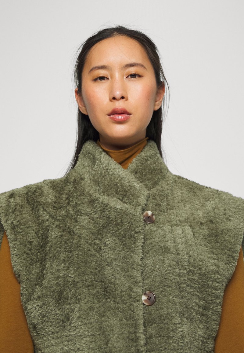 Damen Leichte Jacken | Another-Label UNNI VEST Weste deep green/grün - BT22636 Damen Leichte Jacken | Another-Label UNNI VEST Weste deep green/grün - BT22636
