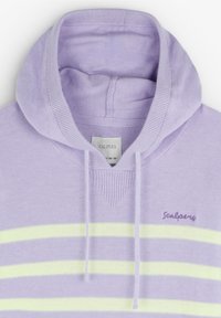 Sweat à capuche lavande avec des rayures horizontales jaune pâle, un col côtelé et une broderie de logo sur le devant. Texture tricotée douce.