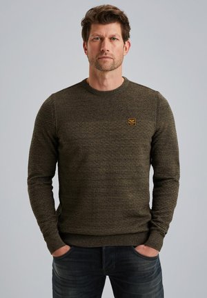 Olijfgroene sweater met ronde hals en een getextureerd breipatroon, met een klein vierkant merklogo op de linkerkant van de borst en ribgebreide boorden.