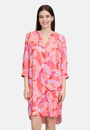 Blumengemustertes Kleid mit V-Ausschnitt und Dreiviertelärmeln. Die Farben sind Rosa, Rot und Lavendel. Hergestellt aus leichtem Stoff.